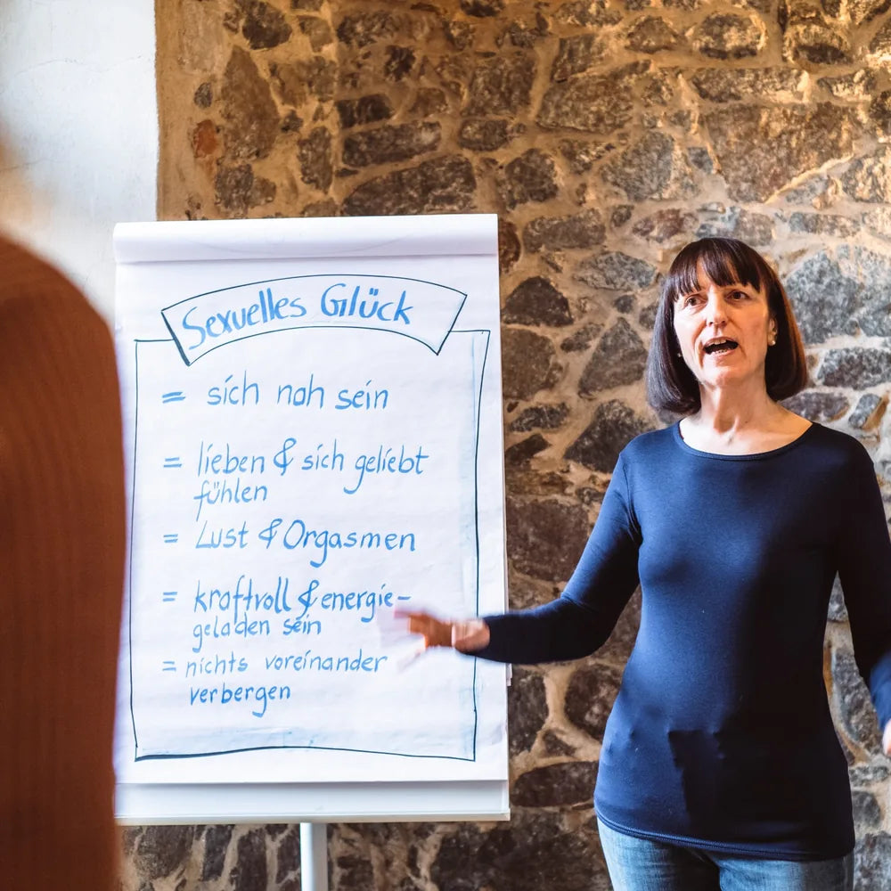 Regina Heckert bei ihrer Arbeit als Tantralehrerin in einem Seminar
