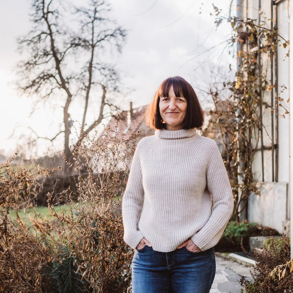 Regina Heckert in einem ruhigen Moment der Meditation und inneren Einkehr