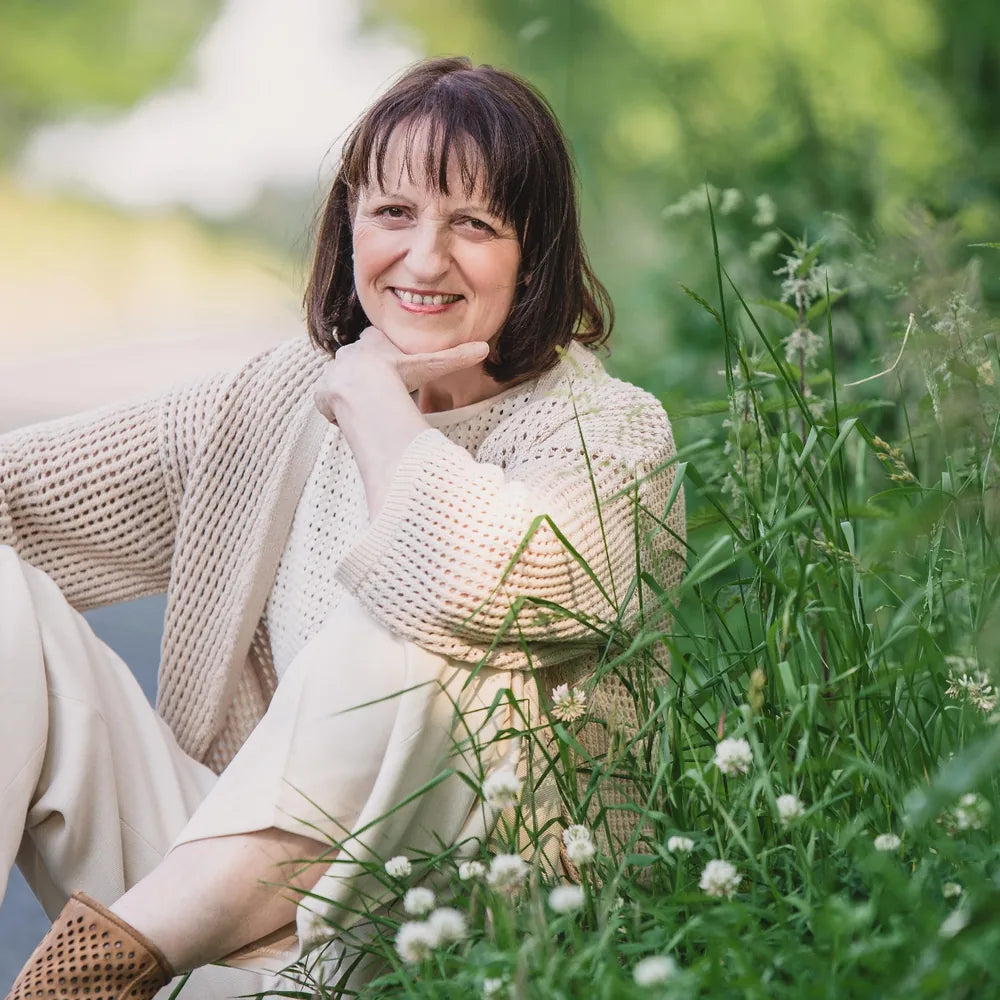 Regina Heckert entspannt in der Natur – Gründerin der BeFree Liebesschule