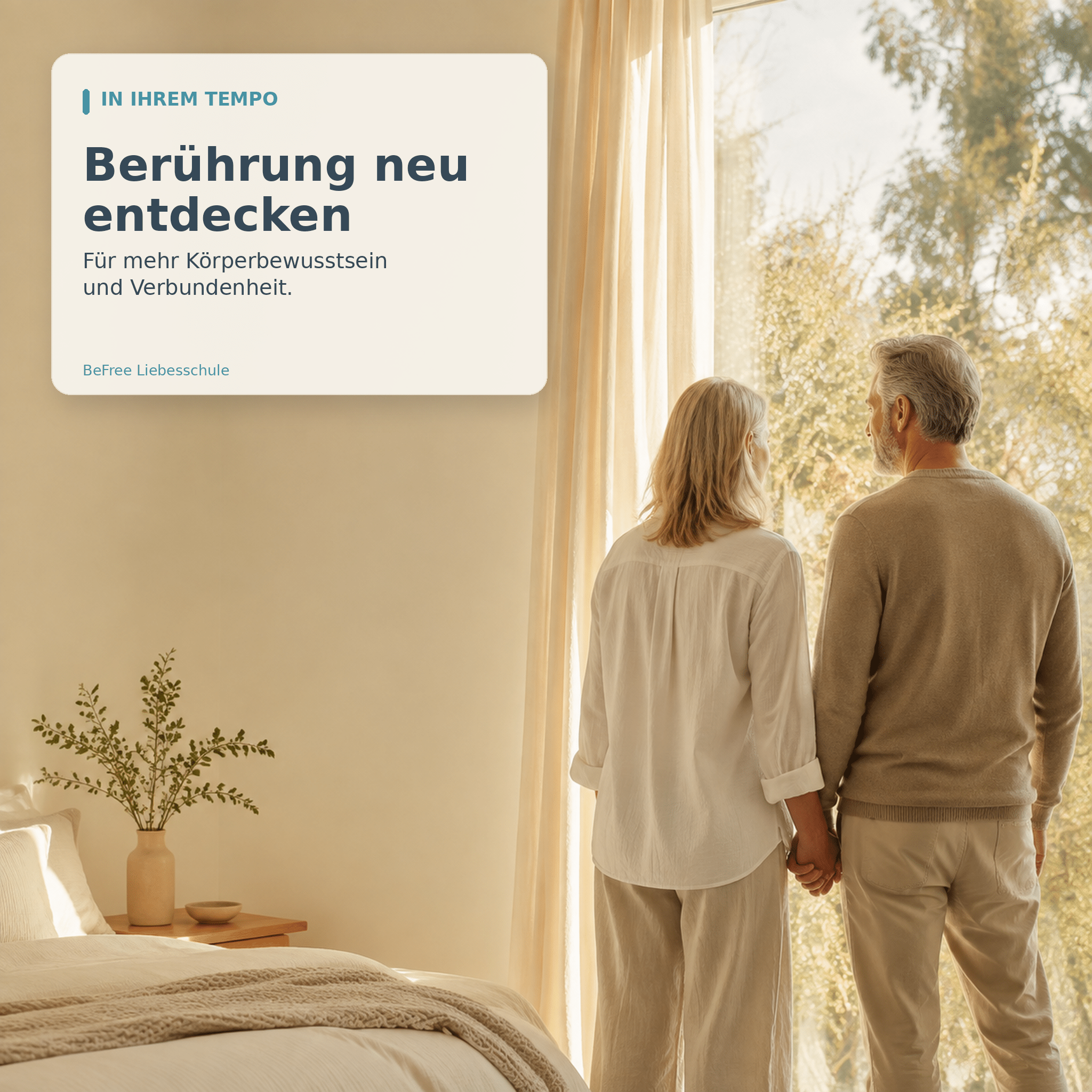 Reifes Paar Hand in Hand am Fenster – Berührung im eigenen Tempo entdecken