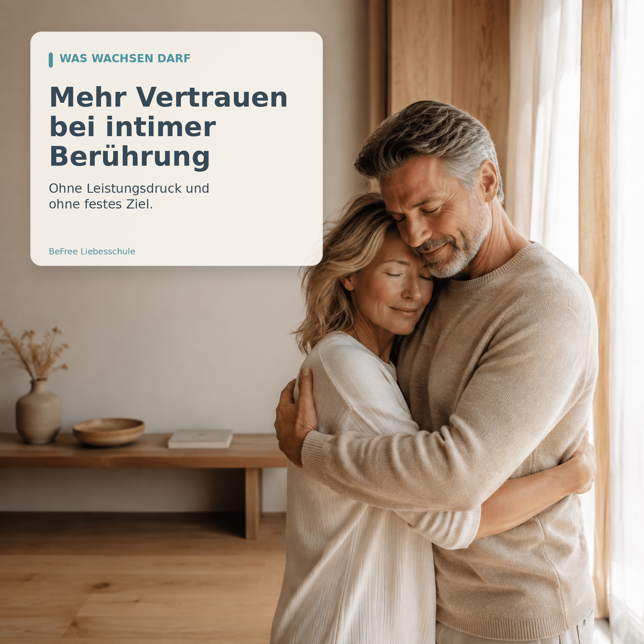 Reifes Paar in liebevoller Umarmung – Vertrauen in intime Berührung