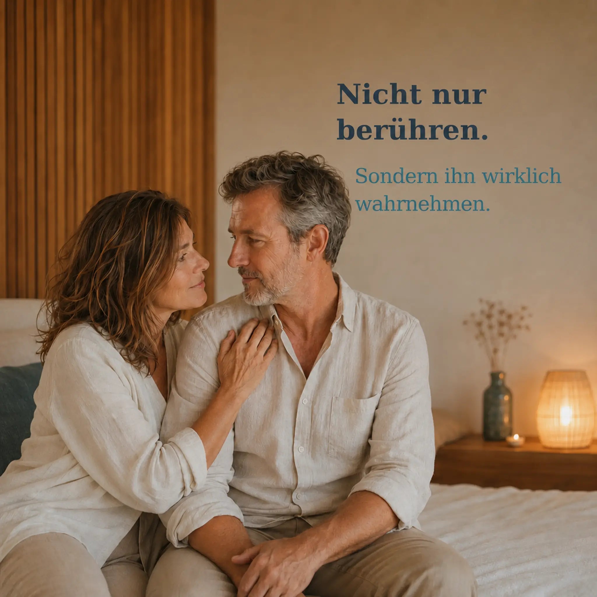 Erwachsenes Paar erlebt achtsame Nähe und nimmt einander bewusst wahr