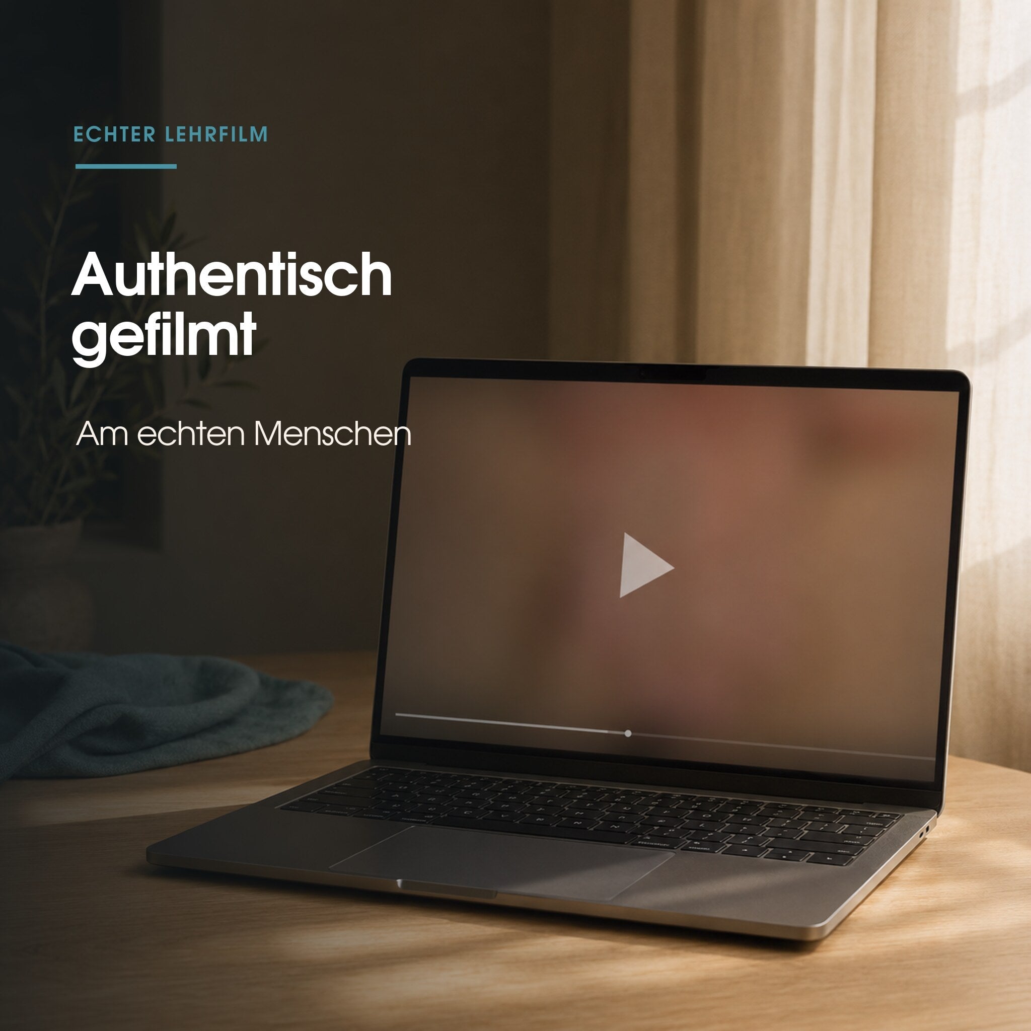 Laptop mit geschützter Vorschau des authentisch gefilmten Yoni-Lehrfilms