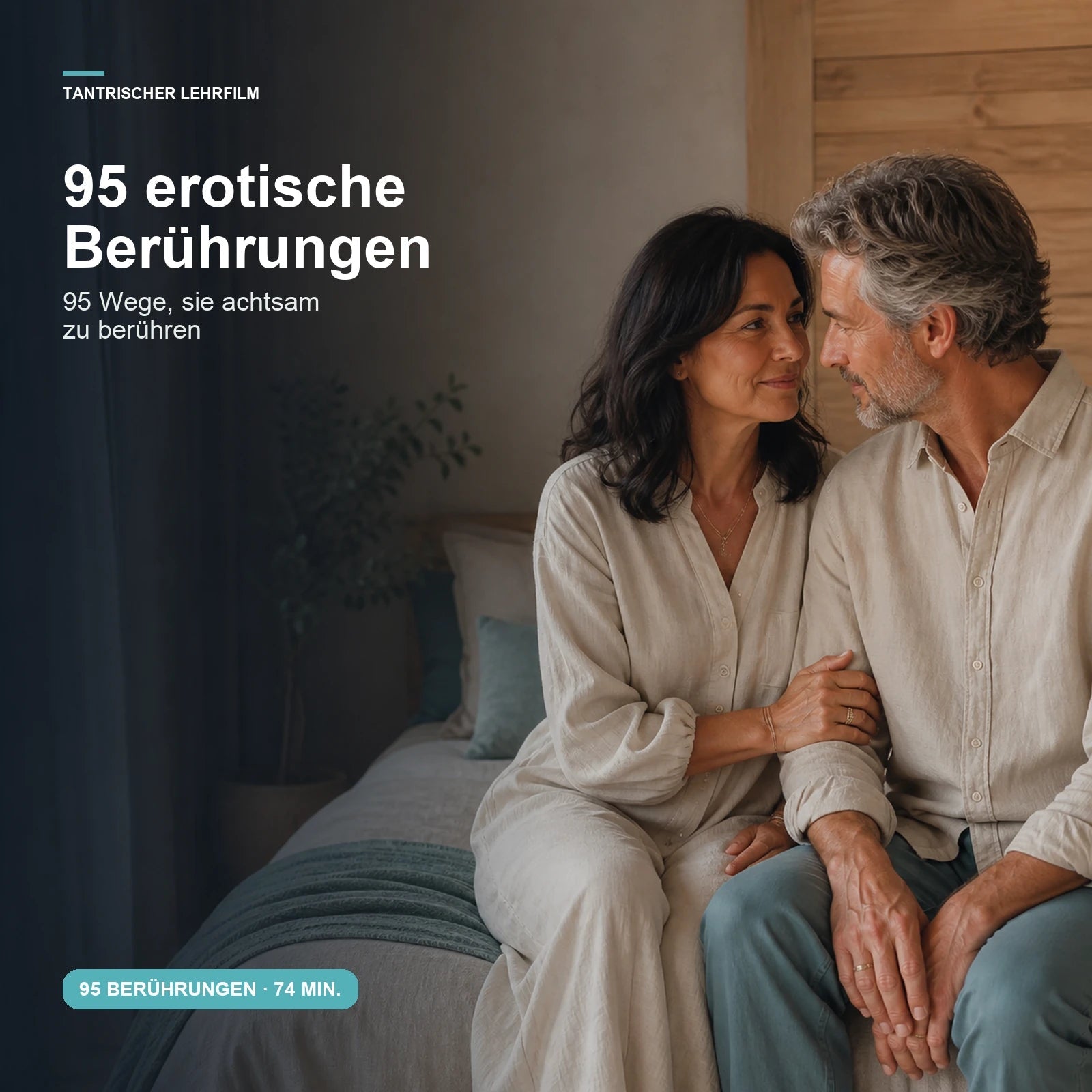 Paar sitzt einander liebevoll zugewandt – Film „95 erotische Berührungen“