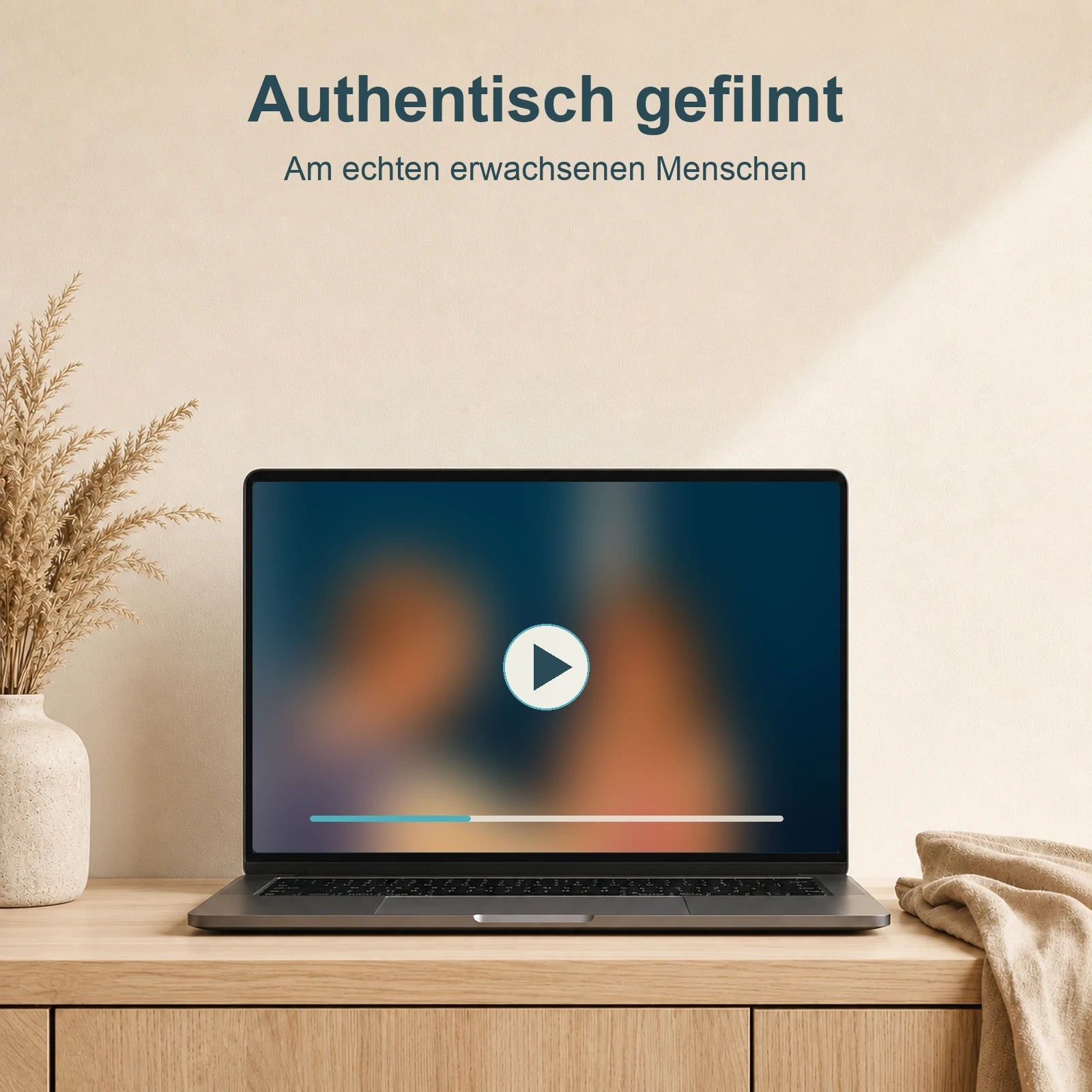 Laptop-Mockup zum Film „95 erotische Berührungen“ mit weich verschwommener Filmvorschau