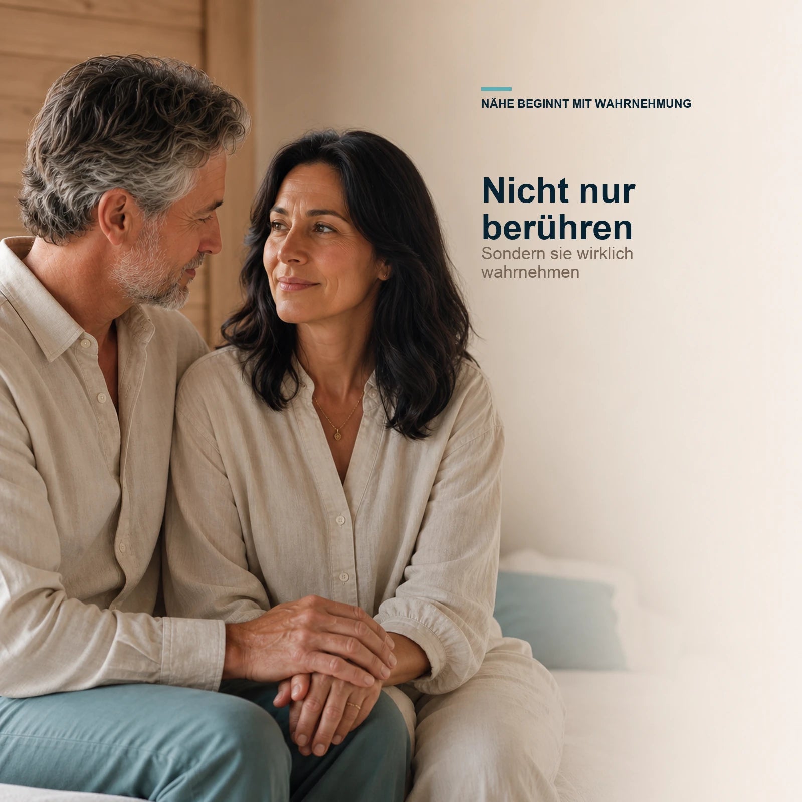 Achtsame Begegnung eines Paares – Berührung bewusst wahrnehmen