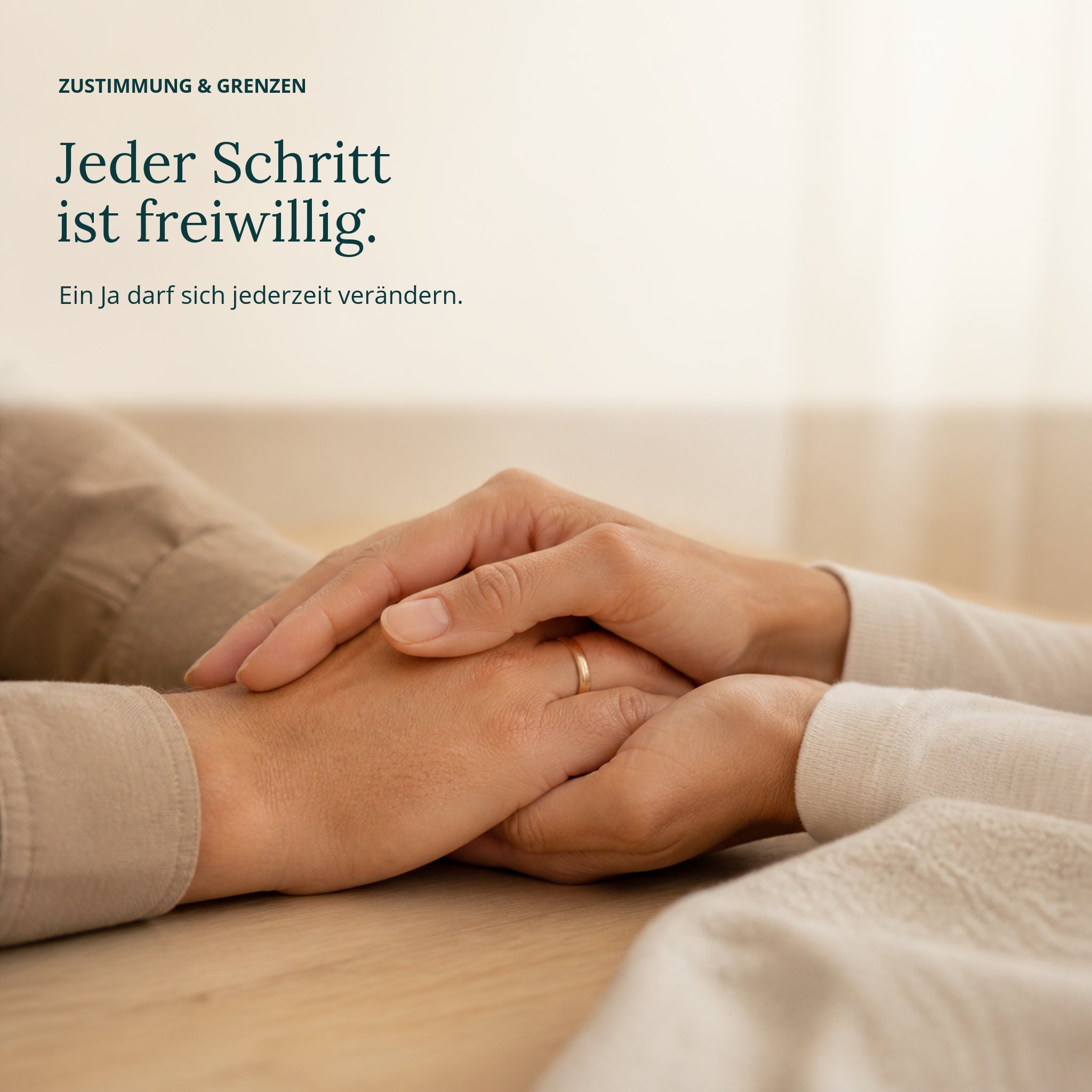 Zwei erwachsene Hände liegen behutsam ineinander; Text: „Jeder Schritt ist freiwillig.“