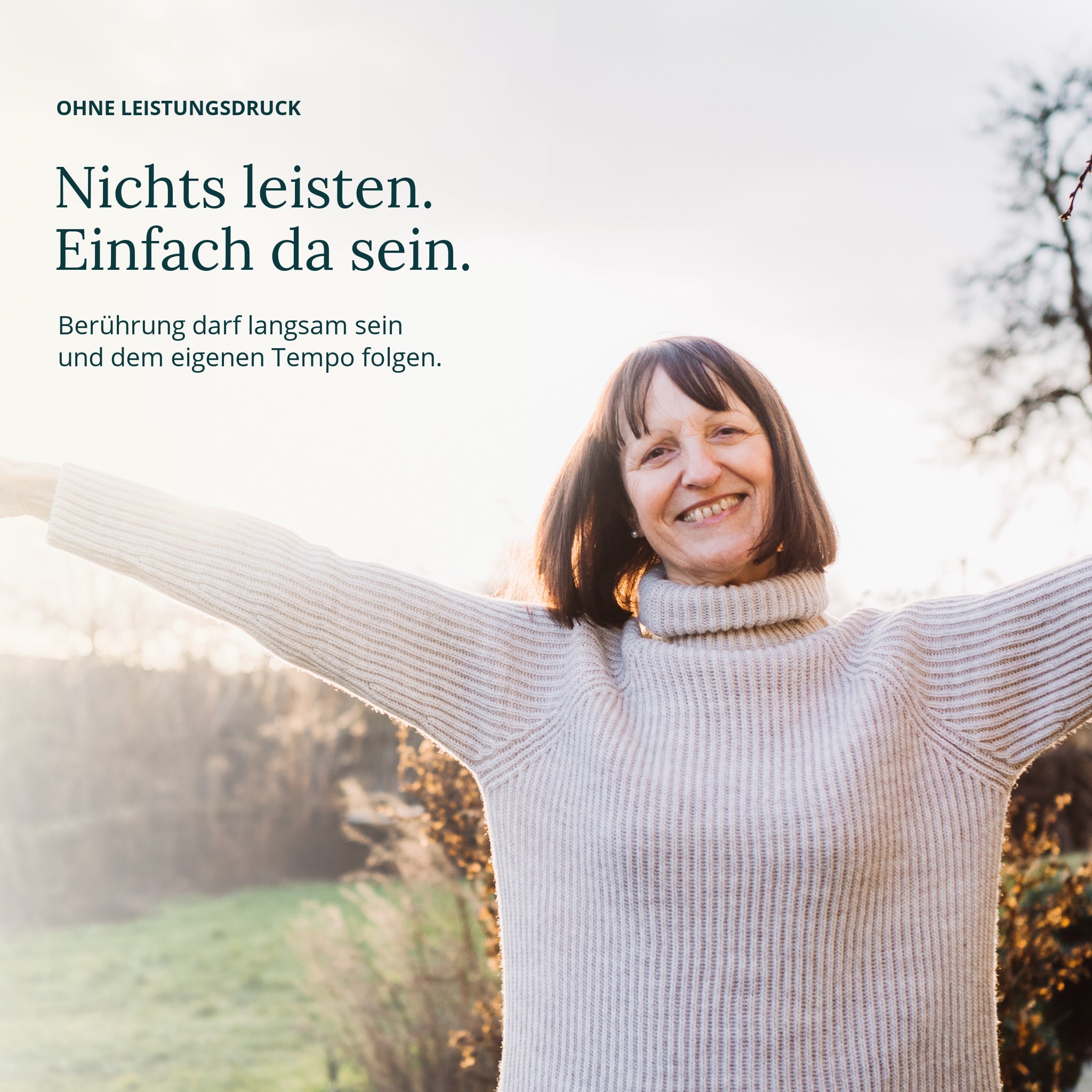 Regina Heckert öffnet im warmen Abendlicht die Arme; Text: „Nichts leisten. Einfach da sein.“