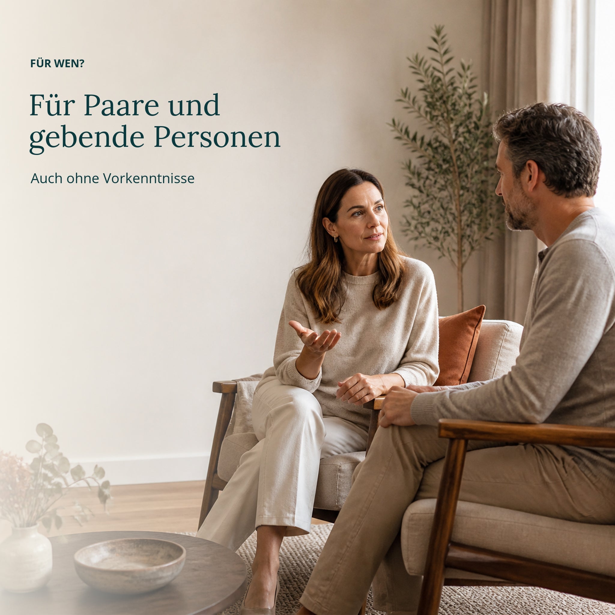 Zwei Erwachsene führen ein aufmerksames Gespräch; geeignet für Paare und gebende Personen.