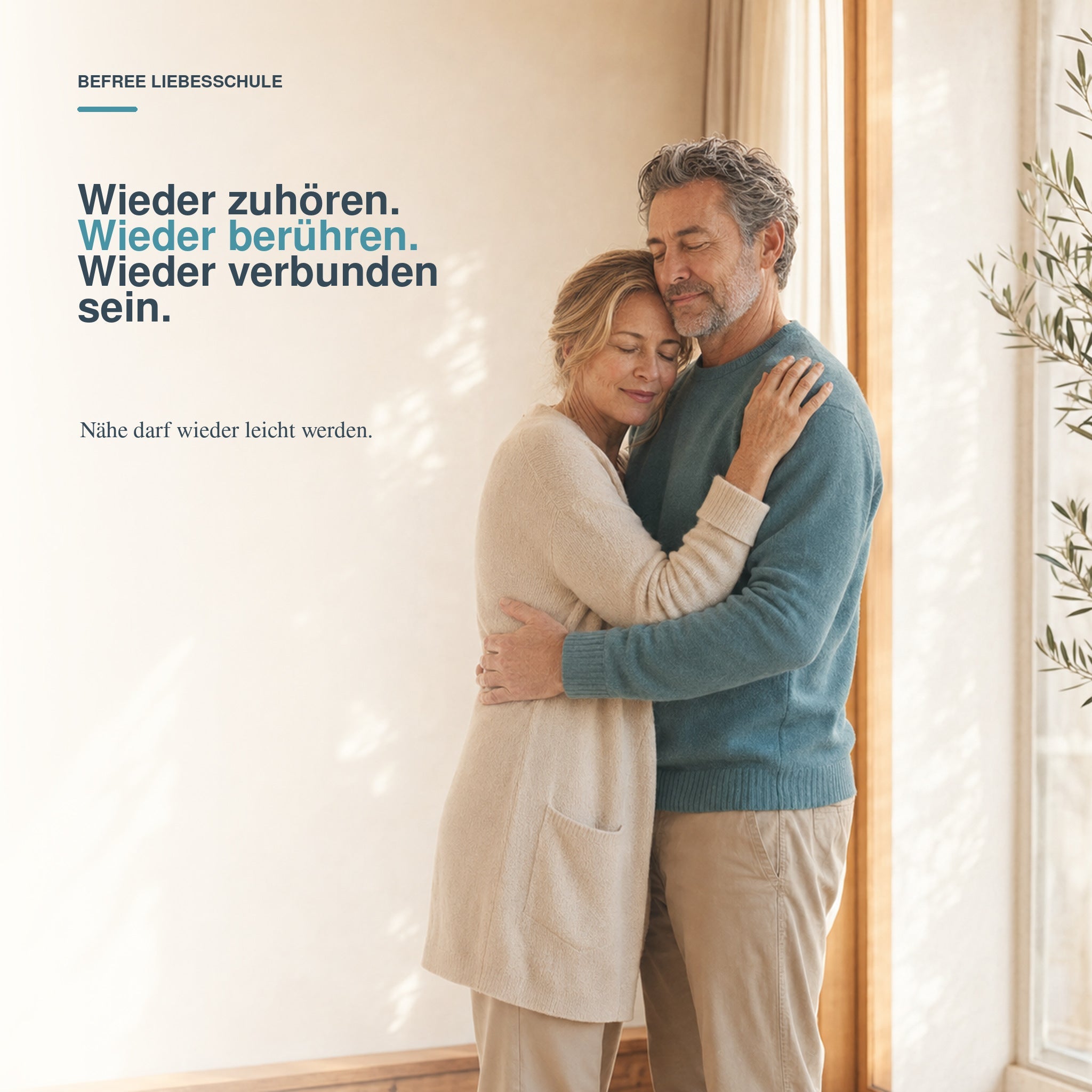 Paar erlebt bei einer ruhigen Herzumarmung Nähe und Verbundenheit