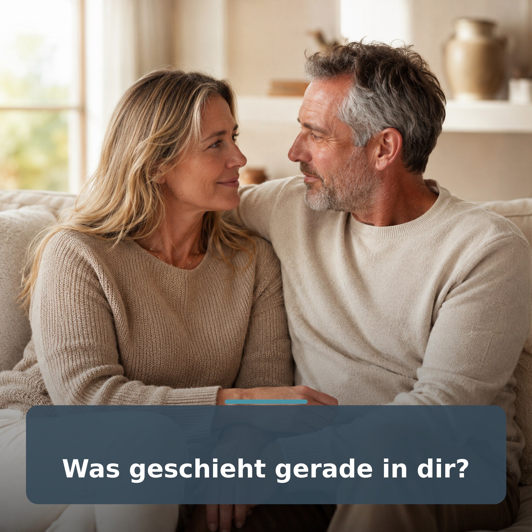 Bekleidetes Paar in ruhigem Blickkontakt für bewusste Nähe